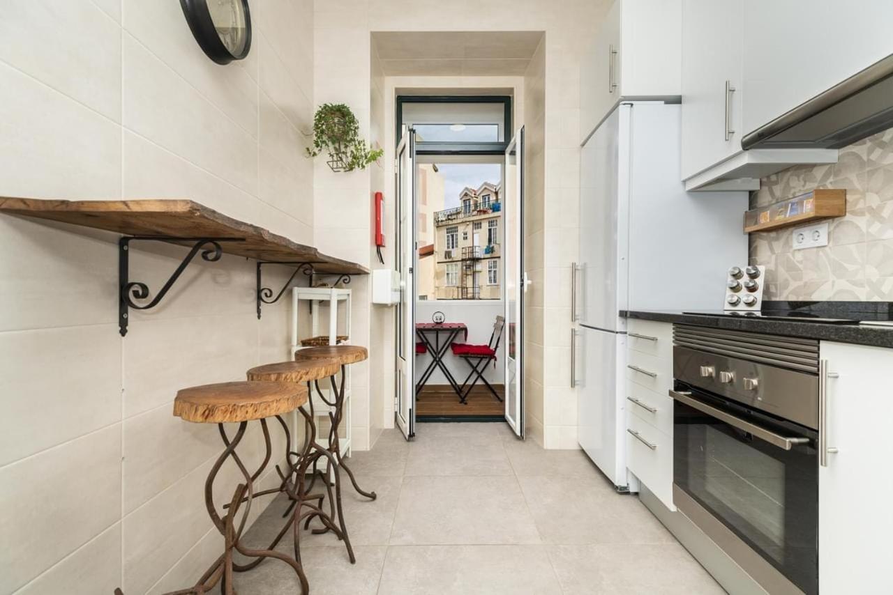 Retro M2 R4 - Lovely Double Room With Shared Bathroom Lisbona Esterno foto